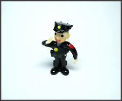 Policista - skleněná figurka