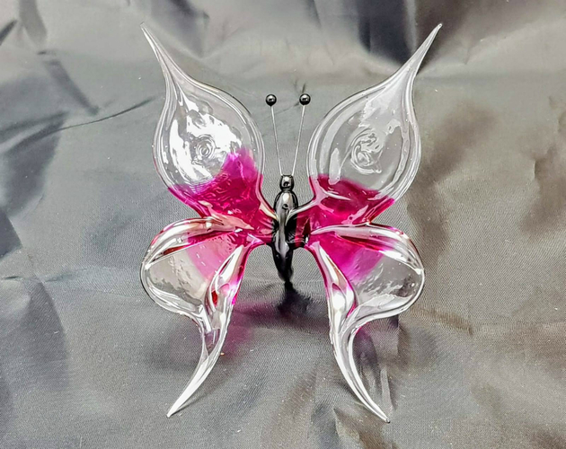 Motýl stojící
Růžová
